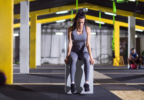 Giovane Donna Atletica Riscaldarsi Allungarsi Sulla Scatola Forma Palestra Crosssfitness — Foto Stock