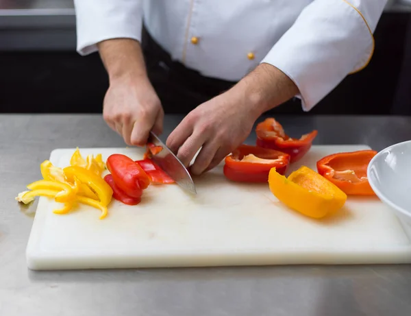 Chef cortando verduras frescas y deliciosas —  Fotos de Stock