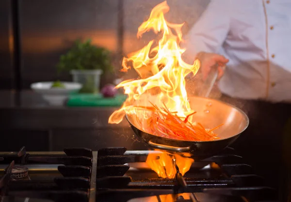 Chef che fa flambe sul cibo — Foto Stock