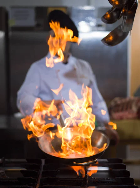 Chef che fa flambe sul cibo — Foto Stock