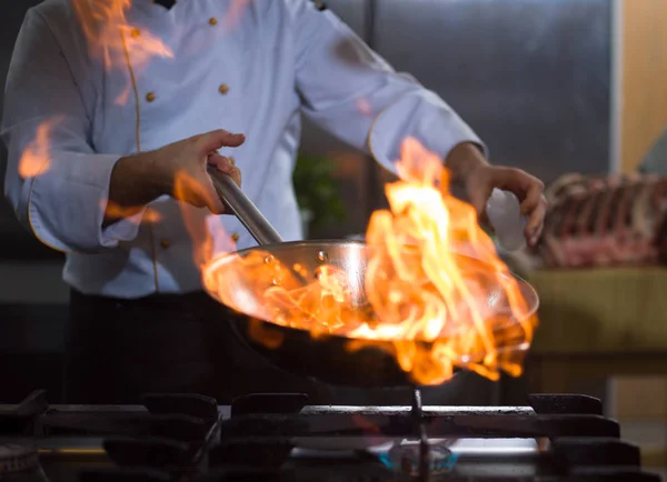 Chef fazendo flambe em alimentos — Fotografia de Stock