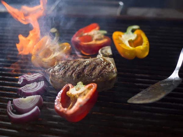 Chef che cucina bistecca con verdure su un barbecue — Foto Stock