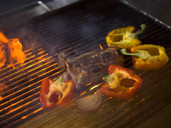 Bistecca con verdure su un barbecue — Foto Stock