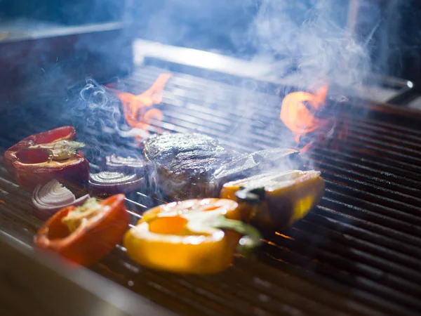 Biefstuk met groenten op een barbecue — Stockfoto