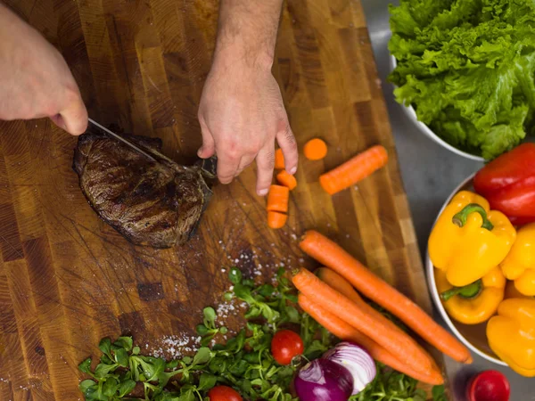 Крупним планом кухарські руки готують яловичий стейк — стокове фото