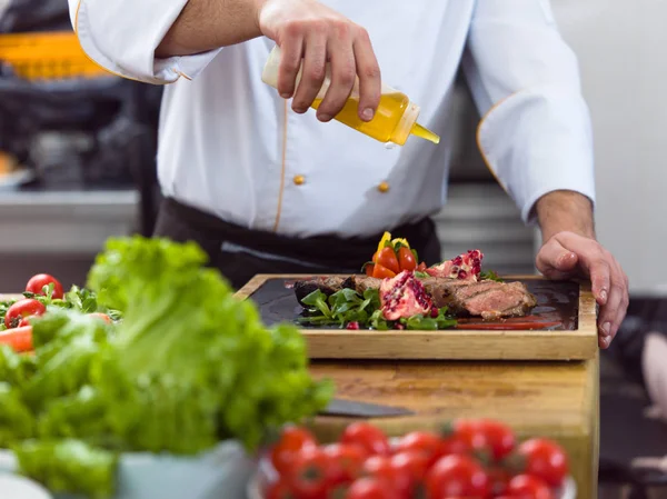 Chef acabamento prato de carne de bife — Fotografia de Stock