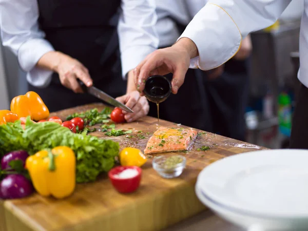 Руки шеф-повара готовят маринованную лосося — стоковое фото