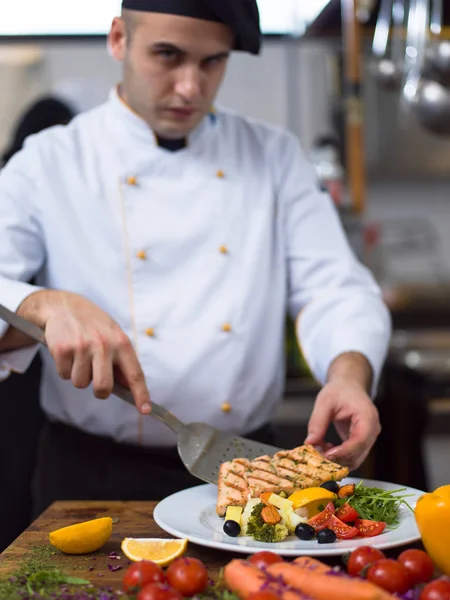 Koch Koch Dekoration Garnieren Zubereitete Mahlzeit Gericht Auf Dem Teller — Stockfoto