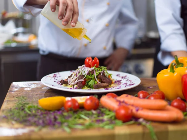 Chef acabamento prato de carne de bife — Fotografia de Stock