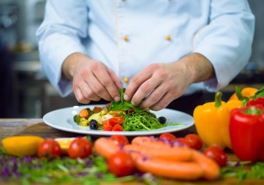 aşçı Şef hazırlanan yemek süsleme dekorasyon