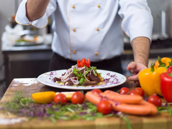 Cook kock dekorera garnering förberedd måltid — Stockfoto