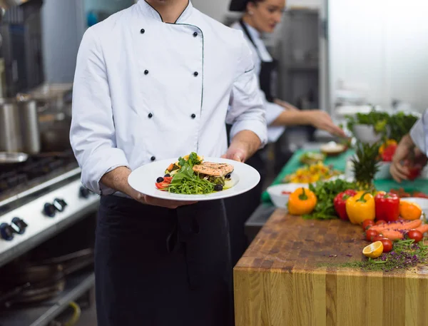 Chef Hält Gebratenes Lachsfilet Mit Gemüse Zum Abendessen Der Restaurantküche — Stockfoto