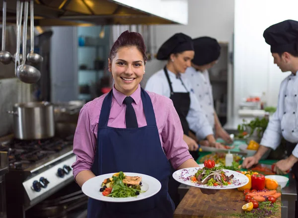 Young Waitress Presenting Dishes Tasty Meals Commercial Kitchen — Stock Photo, Image