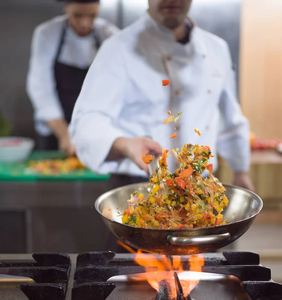 Jonge Mannelijke Chef Kok Die Groenten Wok Maakt Commerciële Keuken — Stockfoto