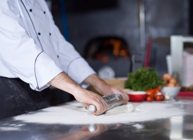 Şef oklava ile pizza hamur hazırlama