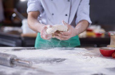 Şef hazırlanıyor hamur pizza için eller