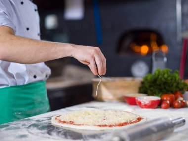 Şef peynir taze pizza hamuru serpme