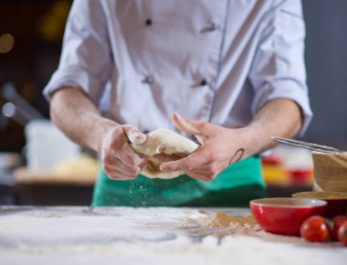 Şef hazırlanıyor hamur pizza için eller