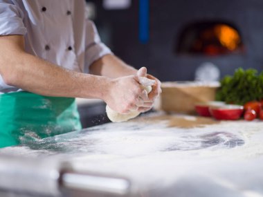 Şef hazırlanıyor hamur pizza için eller
