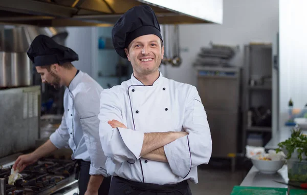 Portrét Mladého Kuchaře Stojící Komerční Kuchyni Restauraci — Stock fotografie