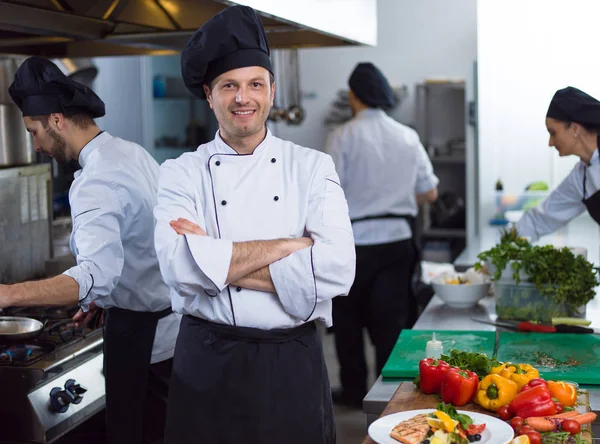 Porträtt Ung Kock Stående Kommersiellt Kök Restaurang — Stockfoto