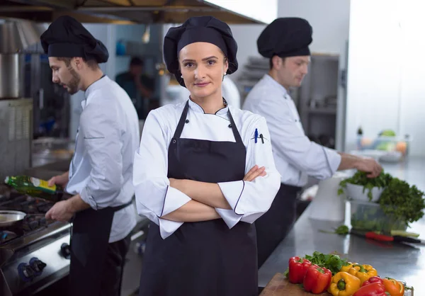 Portrait Jeune Chef Debout Dans Cuisine Commerciale Restaurant — Photo