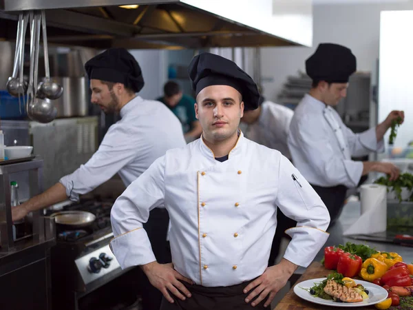 Πορτρέτο Του Νεαρού Σεφ Στέκεται Στην Εμπορική Κουζίνα Στο Εστιατόριο — Φωτογραφία Αρχείου