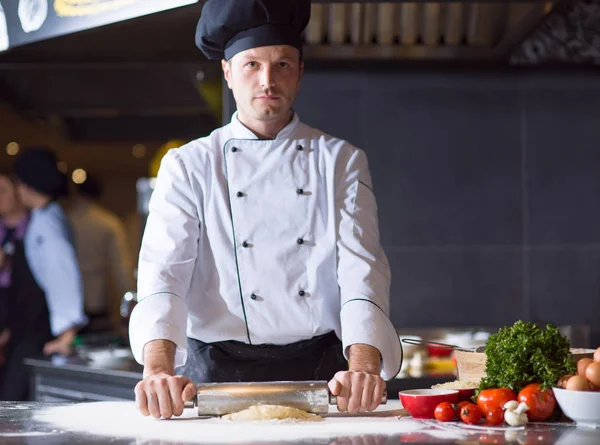 Chef Preparando Massa Para Pizza Rolando Com Rolo Rolo Polvilhado — Fotografia de Stock