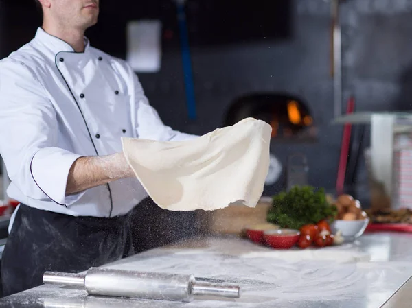 Kvalifikovaný Kuchař Připravuje Těsto Pizzu Válení Rukama Zvracet — Stock fotografie