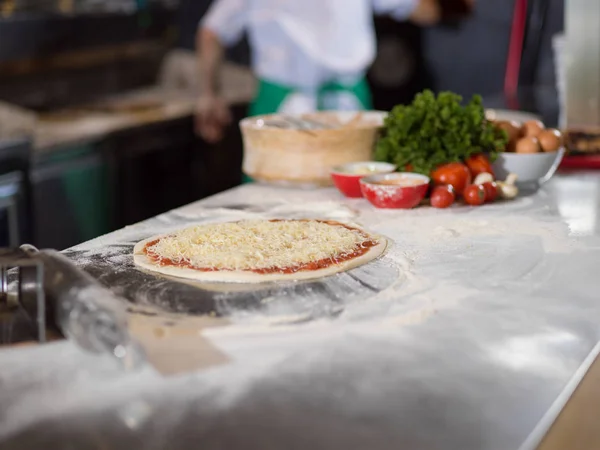 Rohe Pizza Margarita — Stockfoto