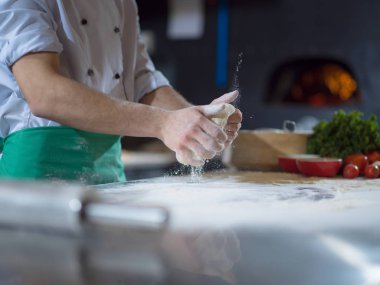 Şef hazırlanıyor hamur pizza için eller