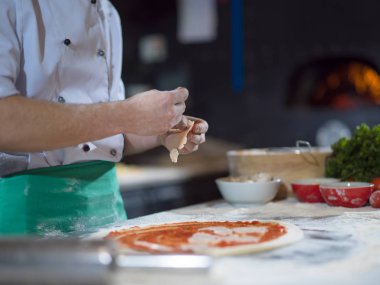 Şef koyarak sosis, salam filan pizza hamur kesme
