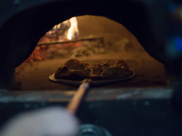 Koki mengeluarkan pizza panas dari kompor — Stok Foto