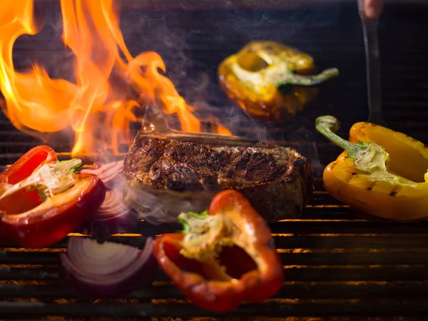 Heerlijk Gegrilde Vlees Biefstuk Met Groenten Een Barbecue — Stockfoto