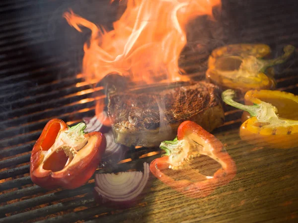 Delicioso Filete Carne Parrilla Con Verduras Una Barbacoa — Foto de Stock