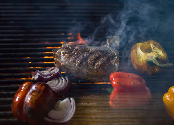 美味的烤肉牛排配蔬菜烧烤 — 图库照片