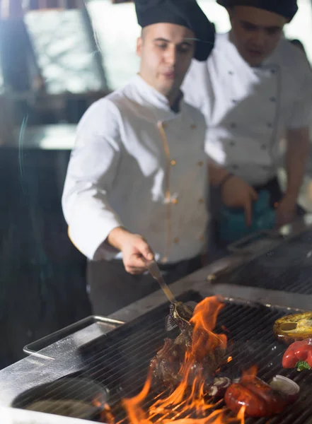 Mistrz Kuchni Gotowanie Pyszne Grillowane Mięso Stek Warzywami Grillu — Zdjęcie stockowe