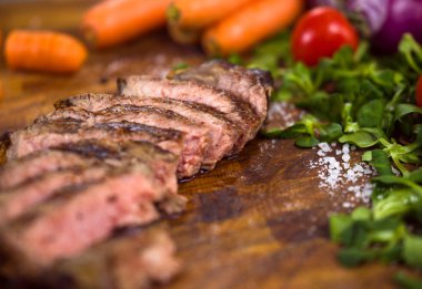 Ahşap oyun tahtası sebzeli ızgara biftek sulu dilim