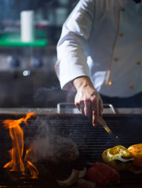 主厨在烧烤时用蔬菜烹调美味的烤肉牛排 — 图库照片