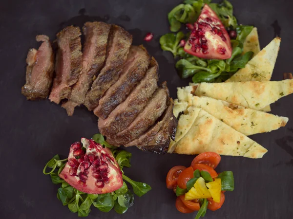 Juicy Slices Grilled Steak Vegetables Wooden Board Top View — Stock Photo, Image