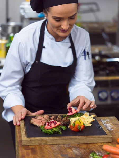 Chef Feminino Cozinha Restaurante Preparando Bife Carne Com Decoração Vegetal — Fotografia de Stock