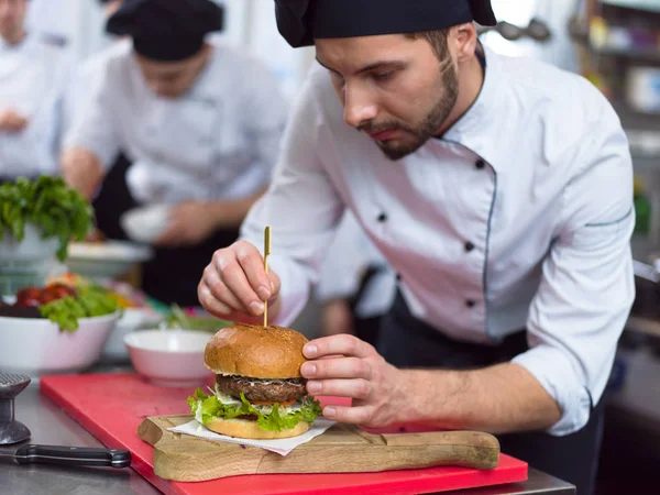 Chef Mestre Colocando Palito Hambúrguer Cozinha Restaurante — Fotografia de Stock
