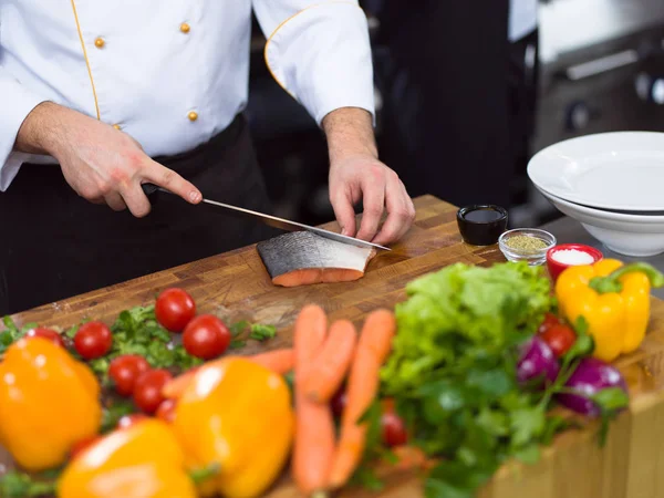 Ręce Szefa Kuchni Przygotowujące Marynowany Filet Łososia Smażenia Kuchni Restauracyjnej — Zdjęcie stockowe