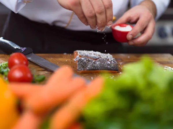 Chef Mãos Preparando Filé Peixe Marinado Salmão Para Fritar Uma — Fotografia de Stock