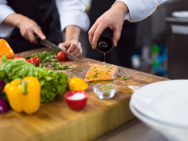 Aşçı Elleri Restoranda Kızartmak Için Marine Edilmiş Somon Balığı Filetosu — Stok fotoğraf