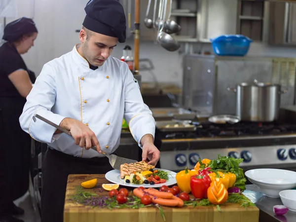 Cuisinier Chef Décorant Garniture Plat Repas Préparé Sur Assiette Dans — Photo