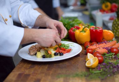 Aşçı aşçı dekorasyon dekorasyonu hazır yemek tabağı restoranın ticari mutfağında