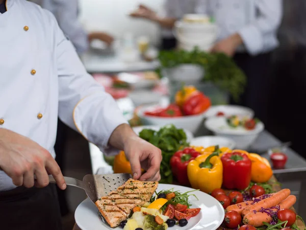 Kock Kock Dekorera Garnering Tillagad Maträtt Tallriken Restaurang Kommersiellt Kök — Stockfoto