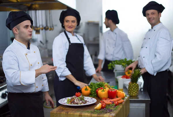 Profesjonalni Kucharze Kucharze Przygotowujący Posiłki Ruchliwej Kuchni Hotelowej Lub Restauracyjnej — Zdjęcie stockowe