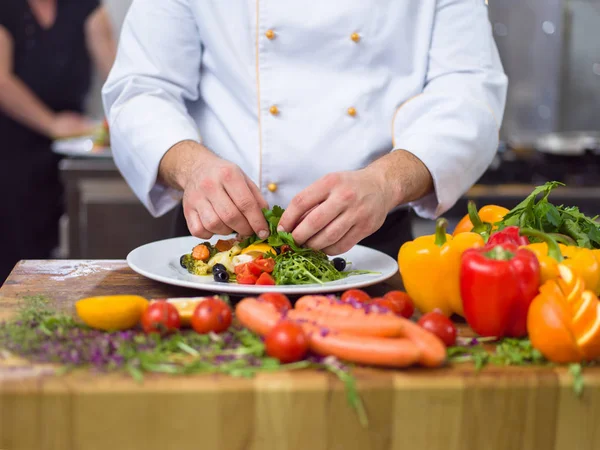 Cuisinier Chef Décorant Garniture Plat Repas Préparé Sur Assiette Dans — Photo